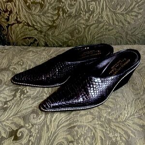 Donald J Pliner made in Italy size 8 slip on Mule Boot